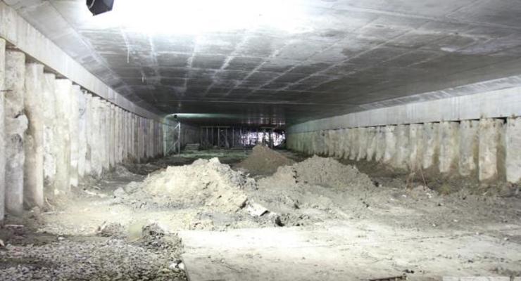 В тоннеле под Почтовой находят древние кости и копья