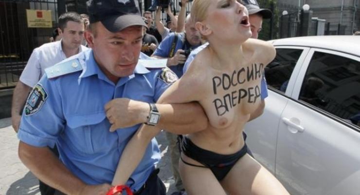 День в фото: голая девушка призналась в любви Путину и потоп в Одессе
