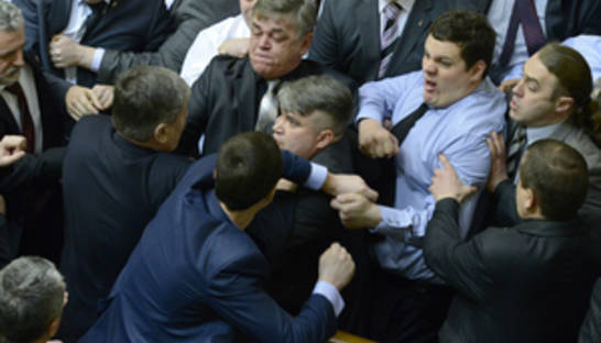 Коммунист вернул свободовцу потерянный во время драки в Раде золотой крестик