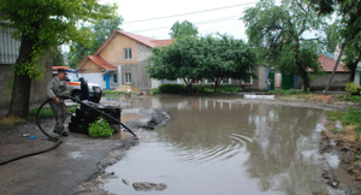 В Николаеве ликвидируют последствия сильных ливней: за ночь выпала половина месячной нормы осадков