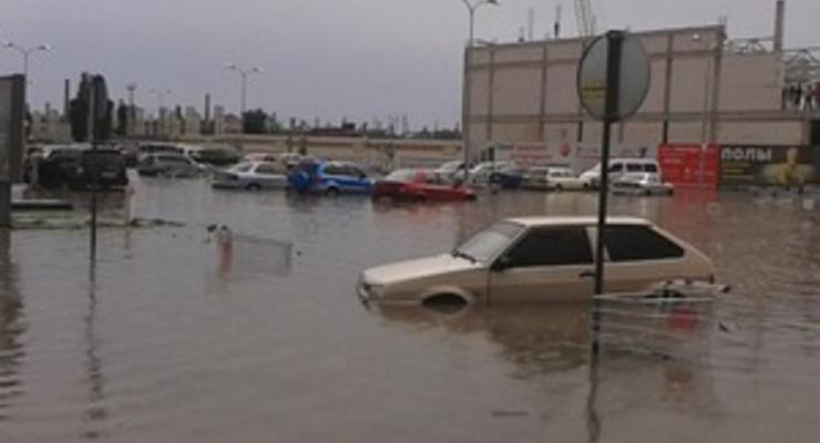 В Симферополе после ливня затопило крупнейший в Крыму ТРЦ и ж/д пути