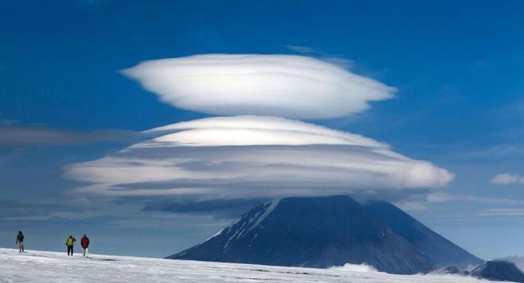 НЛО над горой: Фотограф снял необычное явление (ФОТО)
