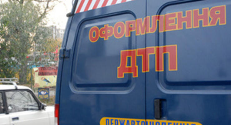 В Черкасской области грузовик переехал легковой автомобиль, один человек погиб, семеро пострадали