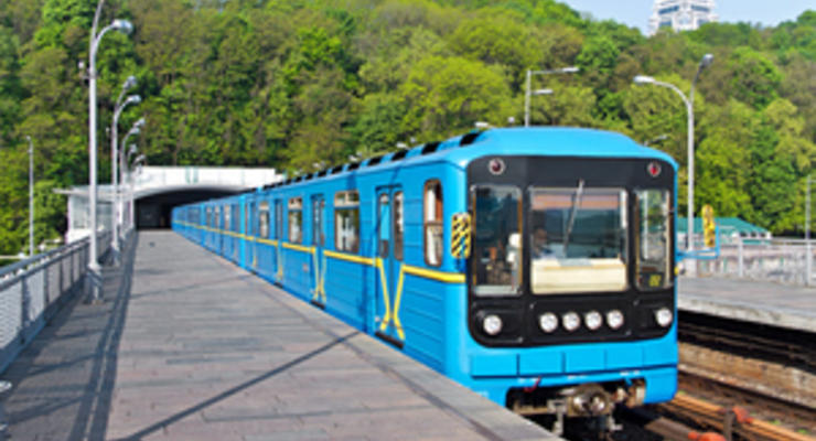 В киевском метро в час пик практически одновременно сломались два поезда
