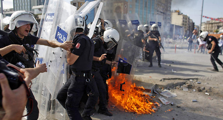 Беспорядки в Турции: спецназ разогнал протестующих (ФОТО)