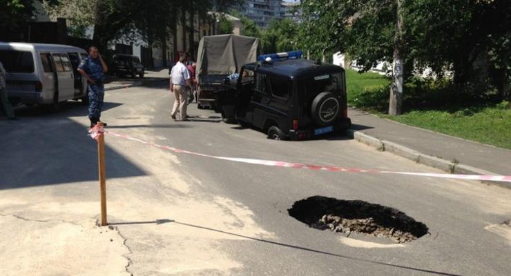 В Киеве милицейский "бобик" едва не ушел под землю (ФОТО)