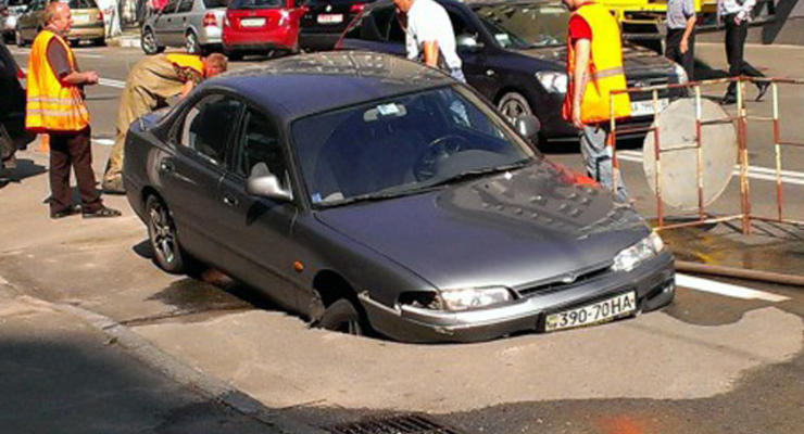 День в фото: провал автомобиля в Киеве и столкновение самолета с НЛО