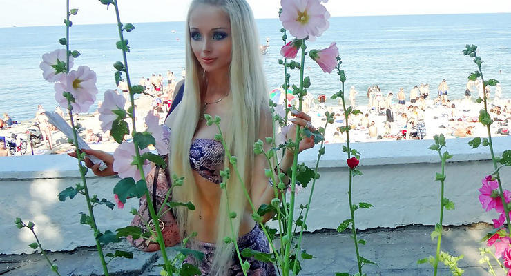 День в фото: Одесская Барби на пляже и сгоревший автобус в Запорожье