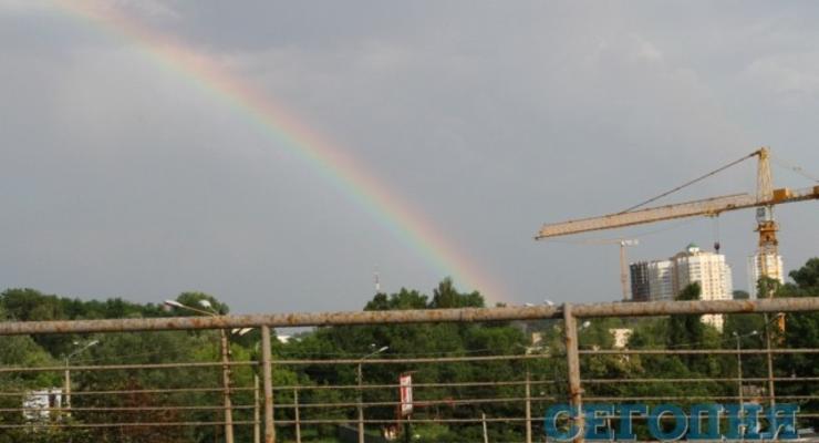 После дождичка в четверг: В Киеве наблюдали огромную радугу (ФОТО)