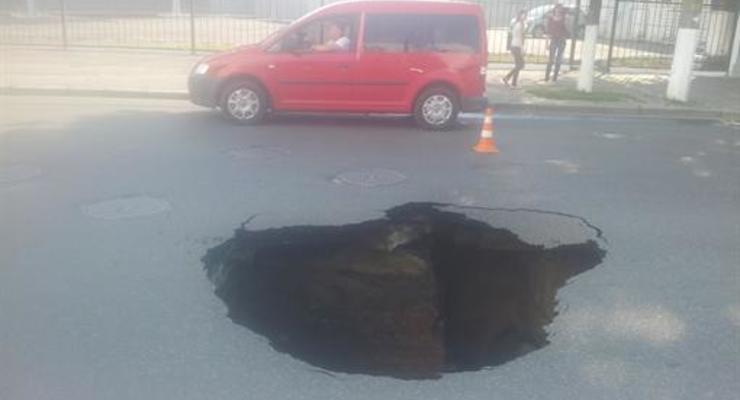 В Киеве Peugeot угодил в яму глубиной четыре метра