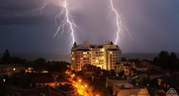 Ураган в Одессе 14 июня: яркие молнии и град с орех