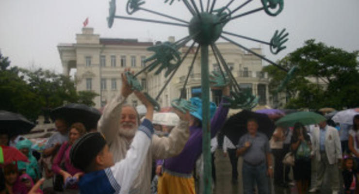 В Севастополе установили памятник Одуванчику