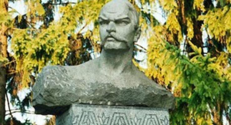 В Черкасской области вместо памятника Кирову установили памятник Гонте