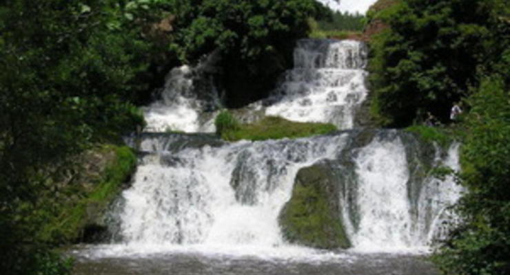 На популярном в Западной Украине водопаде погибла отдыхающая