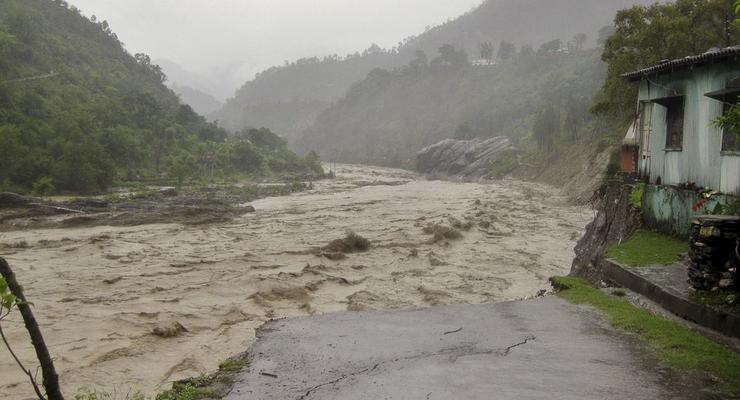 Наводнение в Индии: проливные дожди и оползни убили более 20 человек (ФОТО)