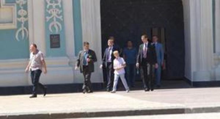 Син Лукашенка подарував Софії Київській ляльку