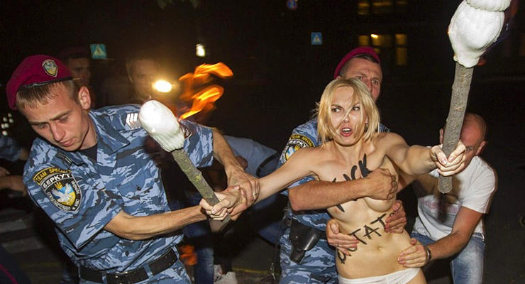 День в фото: акция FEMEN и Миссис Мира из Одессы