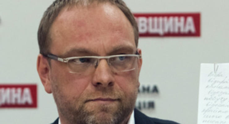 Власенко назвал слухи о своем намерении просить политического убежища в Чехии "шизофренией"