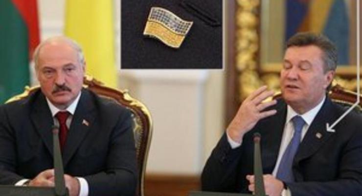 Янукович носит значок-флаг Украины, инкрустированный блестящими камнями