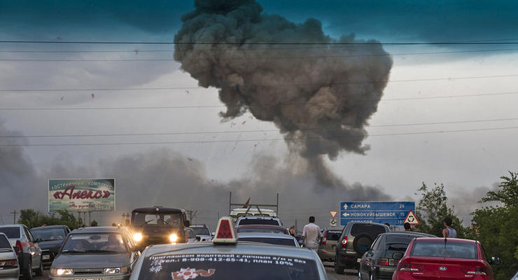 День в фото: взрывы в Самаре и ресторан-аттракцион в Киеве