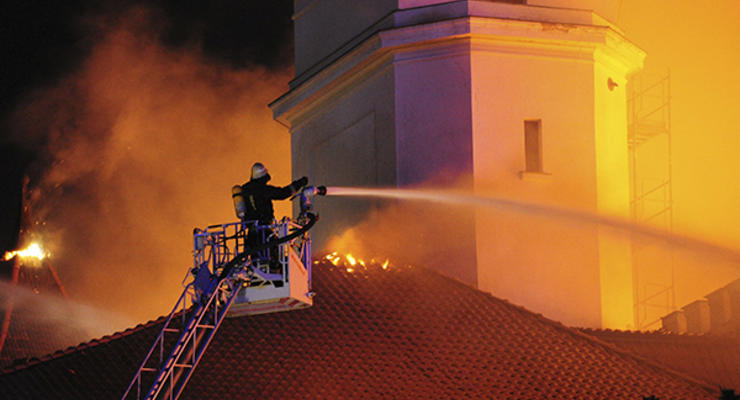 В Латвии президентский дворец выгорел дотла (ФОТО)