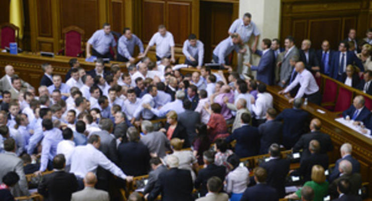 СМИ: Депутат от Батьківщины избил своего бывшего однопартийца-"тушку"