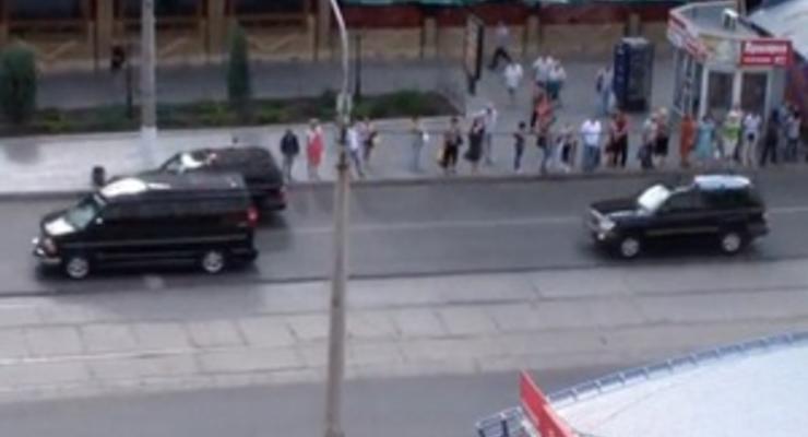 Даже птицы перестали летать: реакция жителей Луганска на кортеж Януковича. Видео