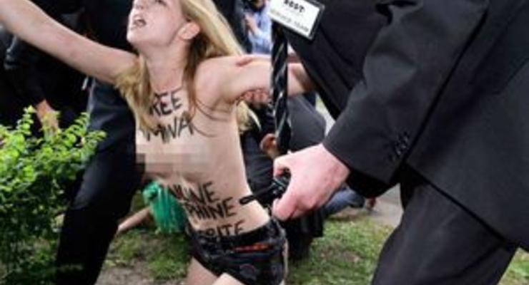 Активистки Femen разделись перед президентом Франции в Ле Бурже