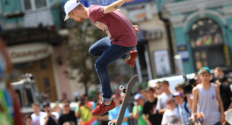 День в фото: День скейтбордиста в Киеве и сломанная рука Януковича