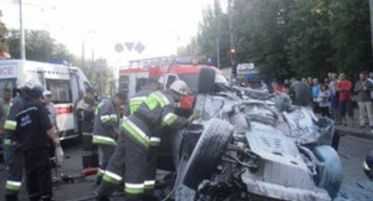 В Киеве столкнулись три машины и автобус: один человек погиб, 10 травмированы