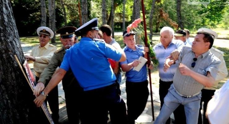 Депутат, защищая Сталина, избил милиционера (ФОТО)