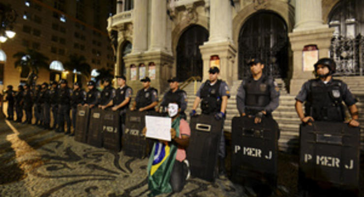 В бразильском городе Белем демонстрант бросил бомбу в здание мэрии