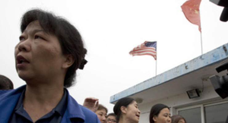 Китайские рабочие пять суток держат в заложниках менеджера завода
