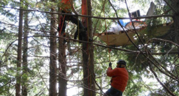 Житель США застрял на дереве, тестируя летающий стул