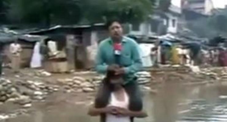 В Индии журналист вел репортаж, сидя на плечах у выжившего во время наводнения