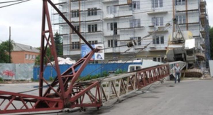 В центре Ровно упал строительный кран