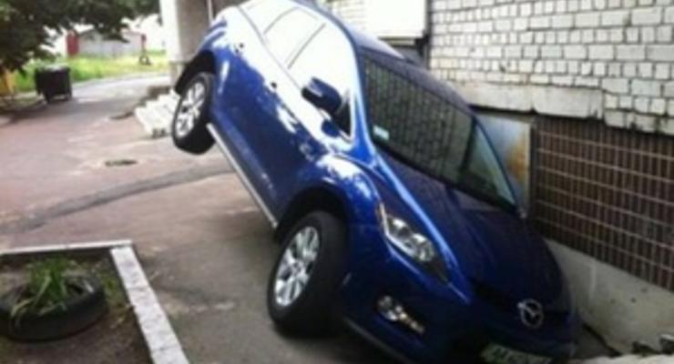 Жительница Киева "припарковала" внедорожник в подвале высотки