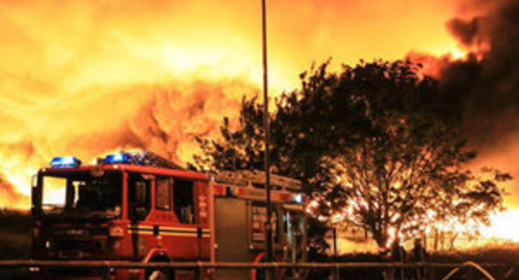 В Британии пожарные не могут справиться с пожаром на заводе, где горит 100 тысяч тонн отходов