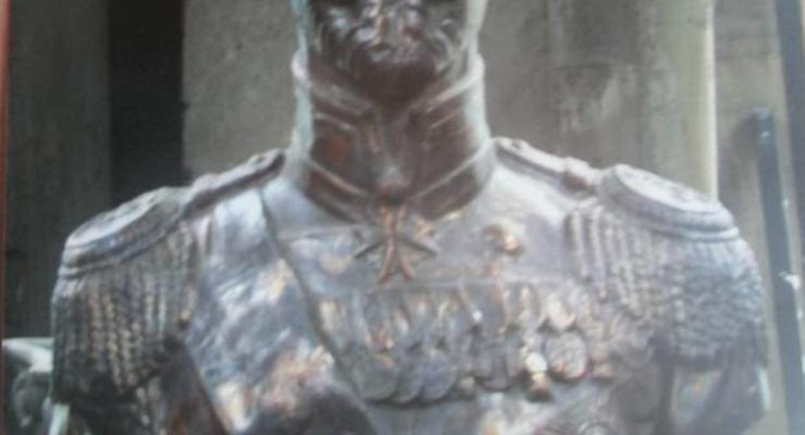 Под Киевом бандиты захватили бюст Николая II (ФОТО)