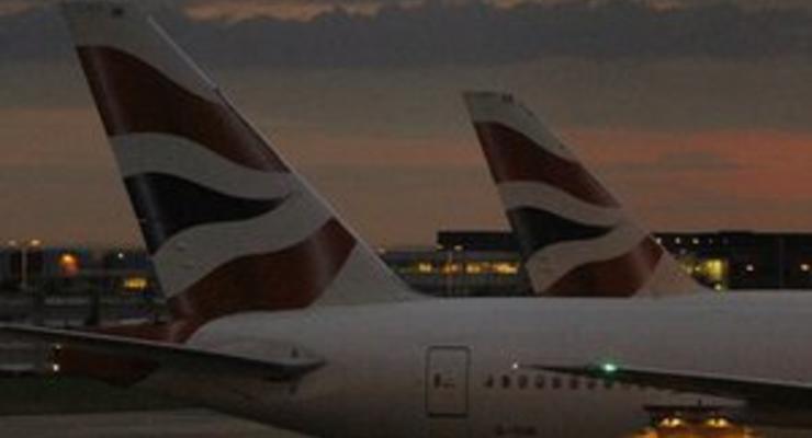 Нетрезвый пассажир British Airways пытался открыть дверь самолета, перепутав ее с туалетом