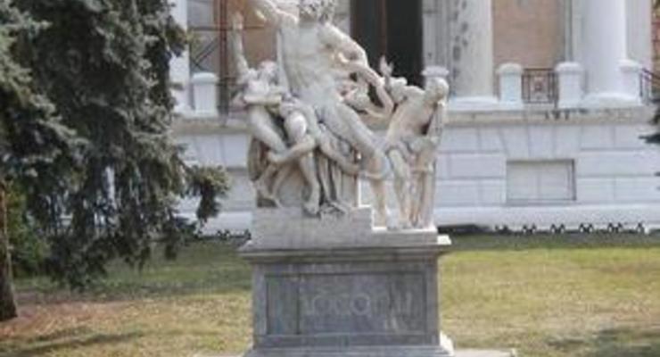 В центре Одессы повредили мраморную скульптуру