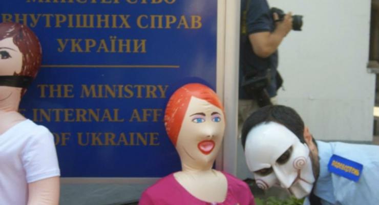 «Оборотни в погонах» подарили резиновых кукол руководству МВД (ФОТО, ВИДЕО)