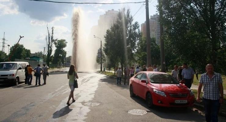 ЧП в Киеве: из-под земли бьет огромный фонтан (ФОТО)
