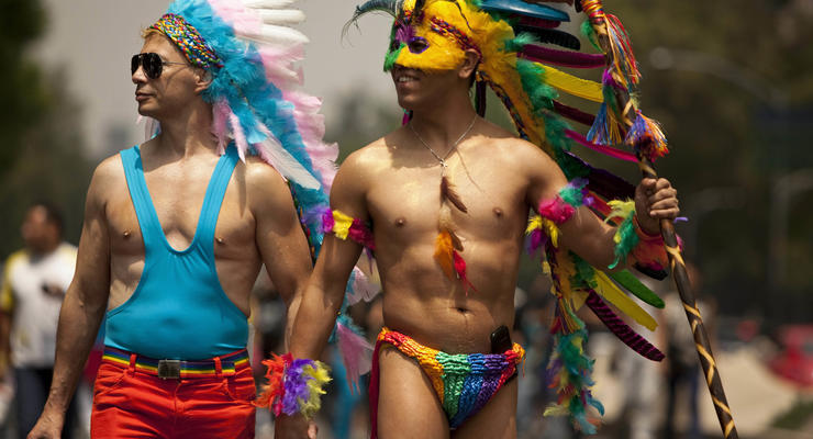Фото недели: геи в перьях и ментовский произвол