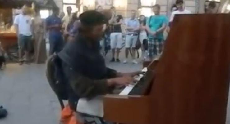 Бездомный в центре Львова потряс игрой на фортепьяно (ВИДЕО)