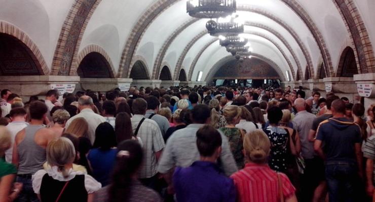Неисправный эскалатор стал причиной паники в Киевском метро (ФОТО)