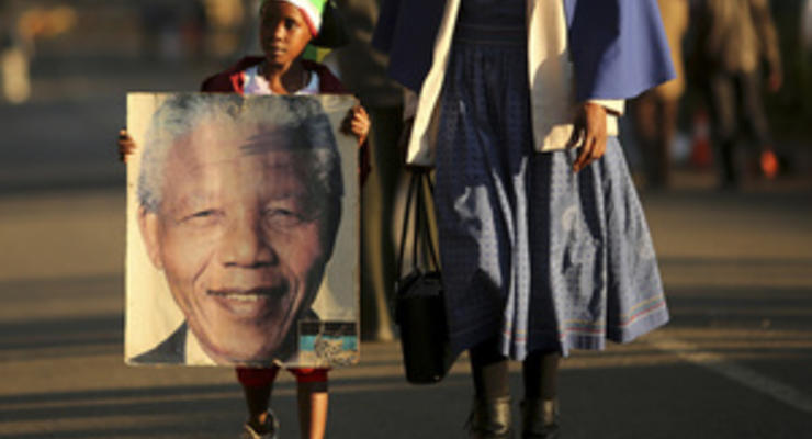 Мандела реагирует на лечение, но его состояние по-прежнему критическое - президент ЮАР
