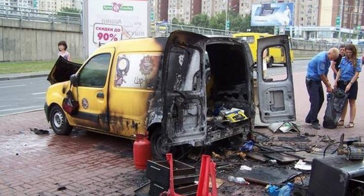 ЧП: возле метро Демеевская взорвалась автокофейня (ФОТО)