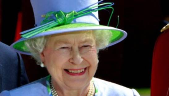 Королева Елизавета II впервые нарушила протокол, сфотографировавшись с 7-летней девочкой