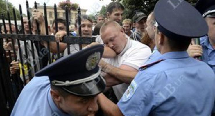 Киевляне второй раз пошли на штурм Святошинского РОВД, протестующие кричат Врадиевка